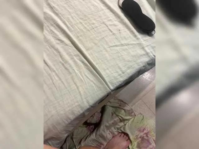 Masturbate to cute camwhore Essss33331 Essss33331 from BongaCams