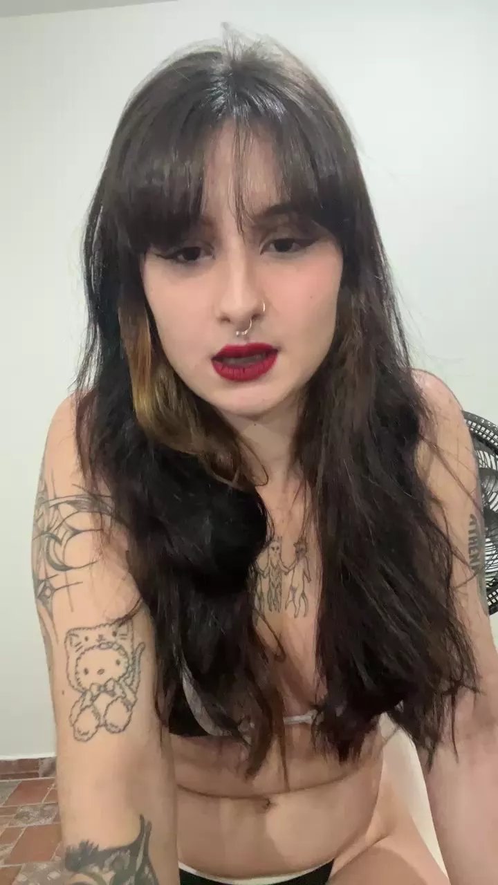 Offline EmyZinha666 on Cam4