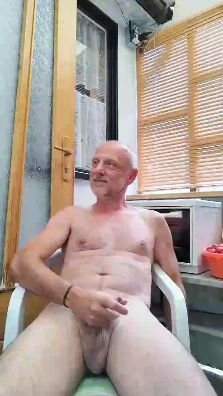 Offline newmanbody on Cam4