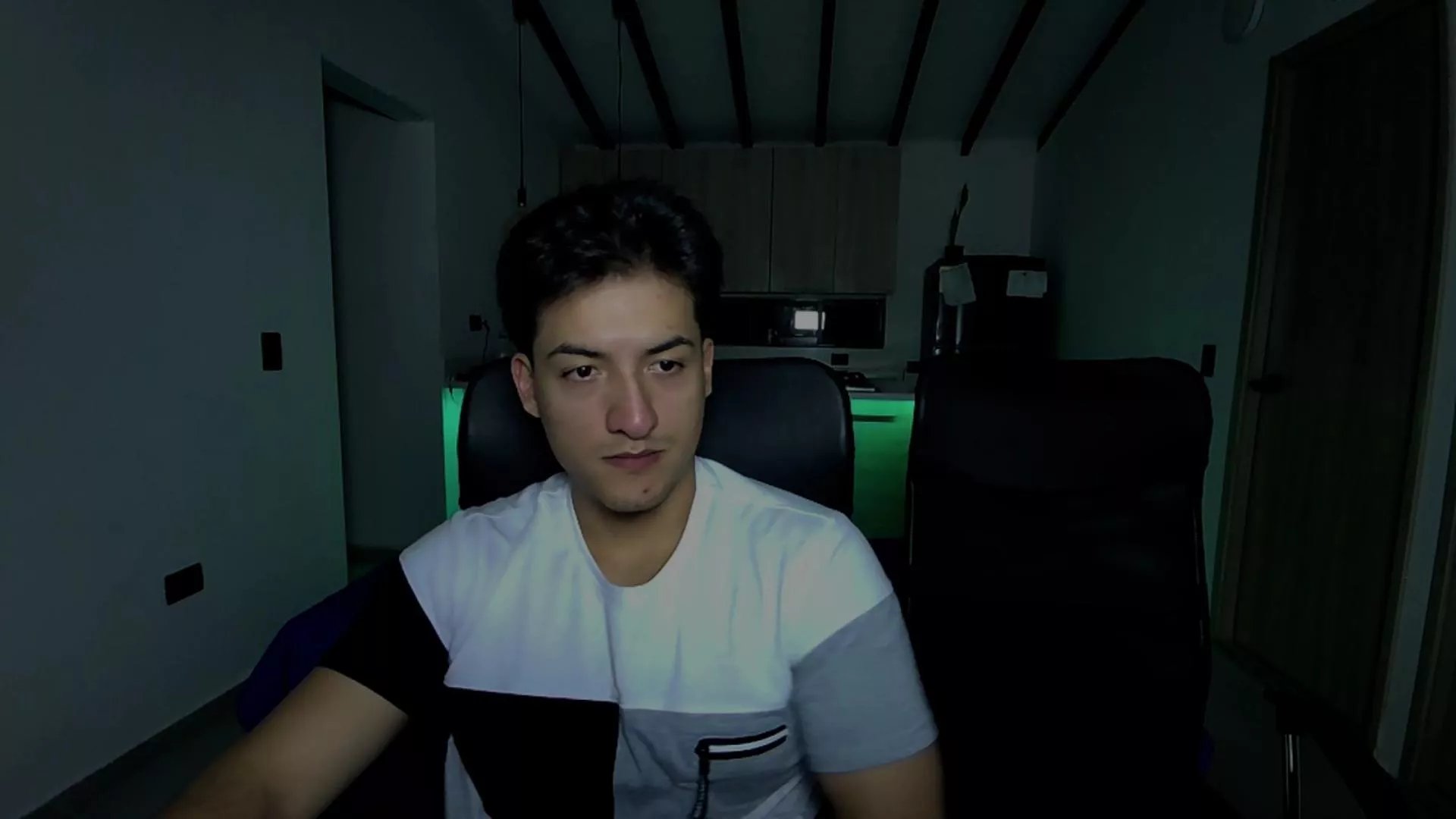 Offline RoseandViktor23 on Cam4