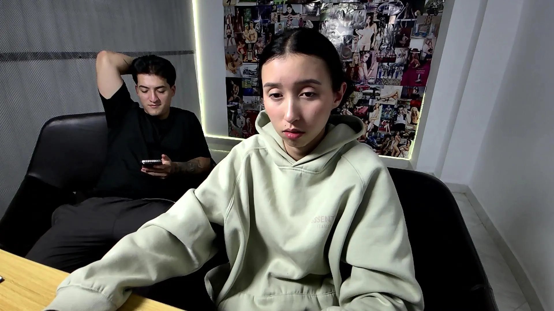 Offline RoseandViktor23 on Cam4