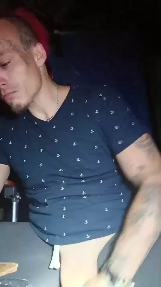 Offline Zombieloser22 on Cam4