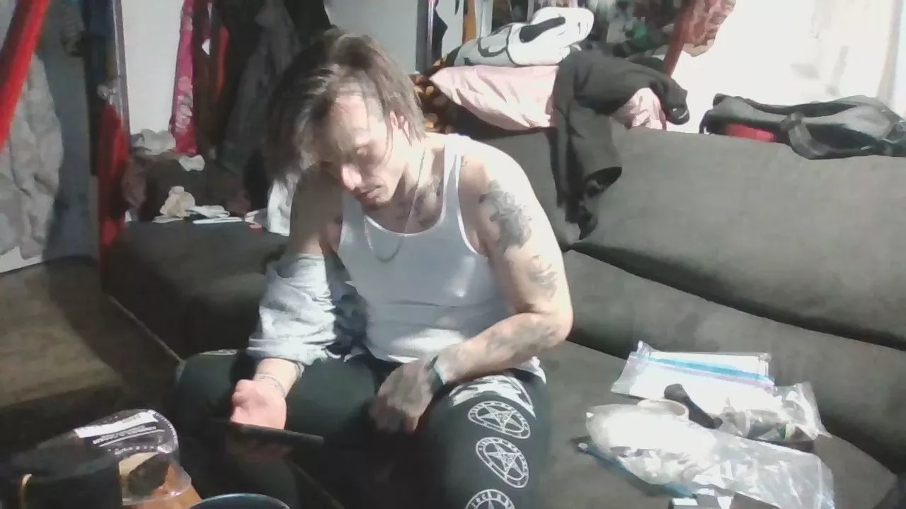 Offline Zombieloser22 on Cam4