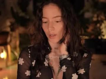 Discover sexy slut Effylowell_ effylowell_ from Chaturbate