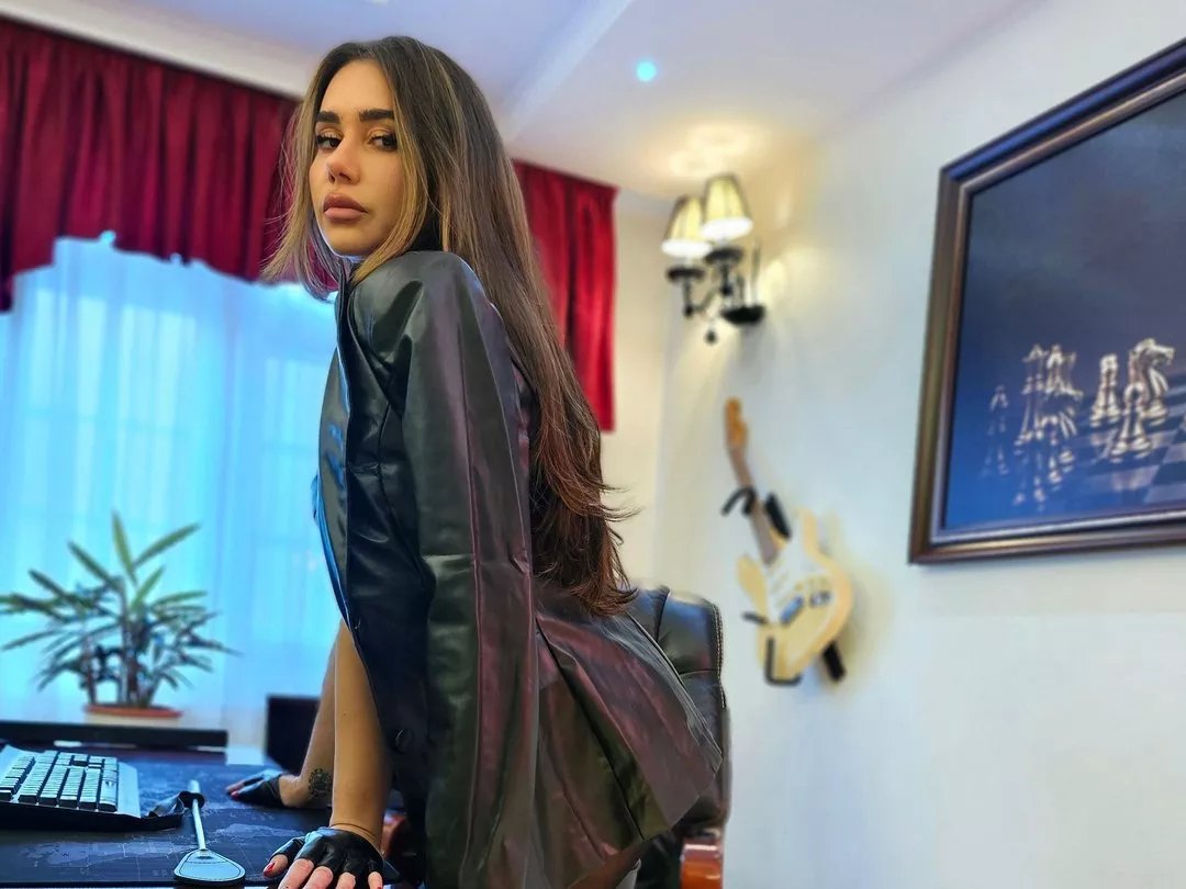 Offline AlmaPerun on Streamate