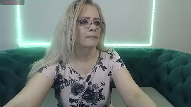 Freechat IvanaCharm on StripChat